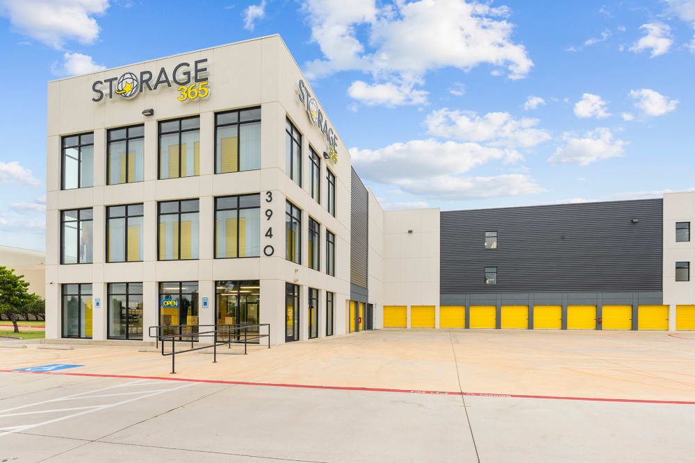 Complex exterior on a sunny day at Storage 365 in Plano, Texas