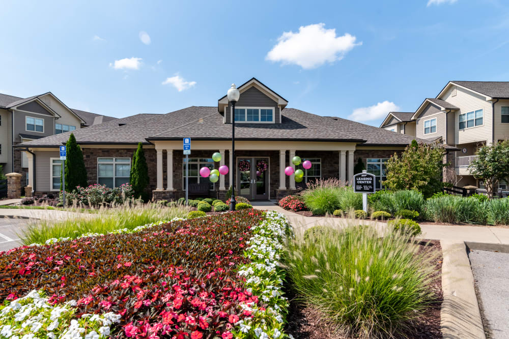 Exterior clubhouse and landscaping at Commonwealth at 31 in Spring Hill, Tennessee