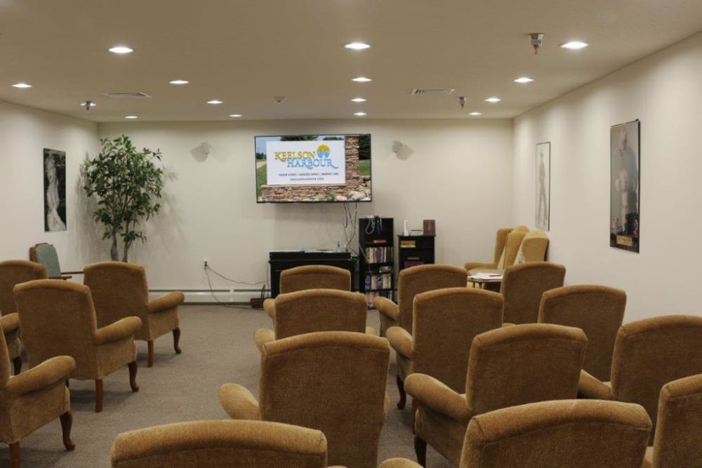 Community tv room with seats laid out in rows at Keelson Harbour in Spirit Lake, Iowa