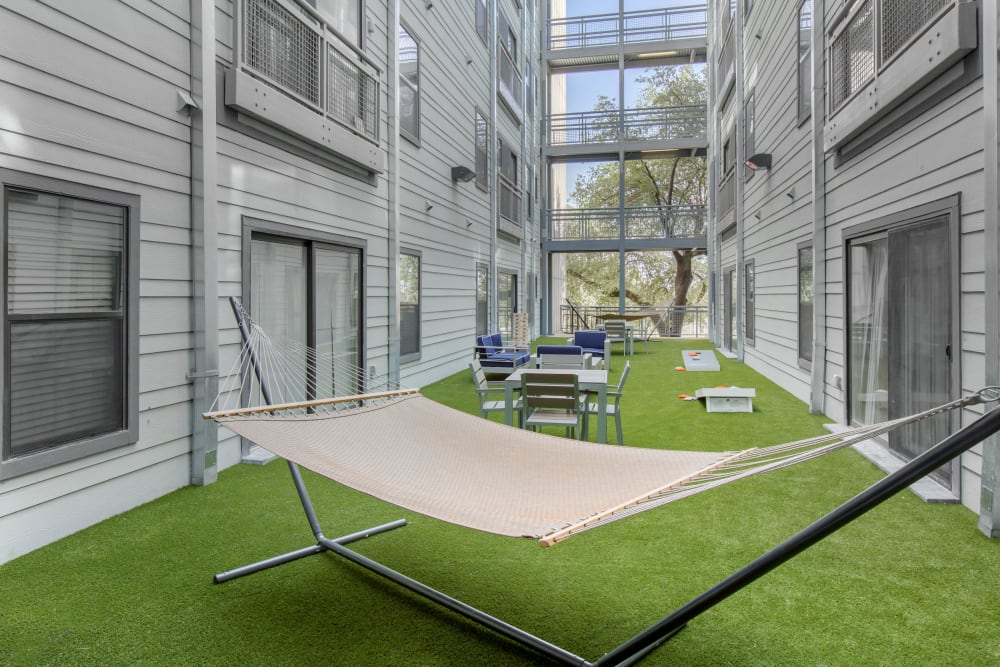 Courtyard with a hammock at Texan 26 in Austin, Texas