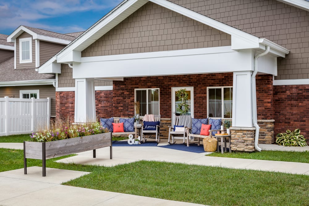 Outdoor sitting area at Edencrest at Riverwoods in Des Moines, Iowa