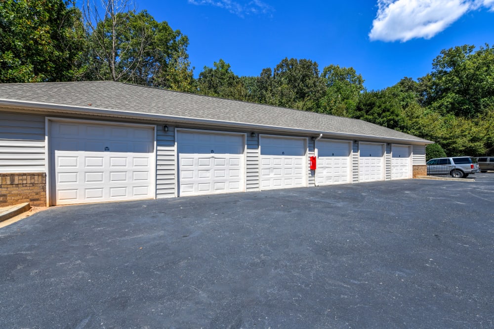 Private garages are available at 860 South in Stockbridge, Georgia