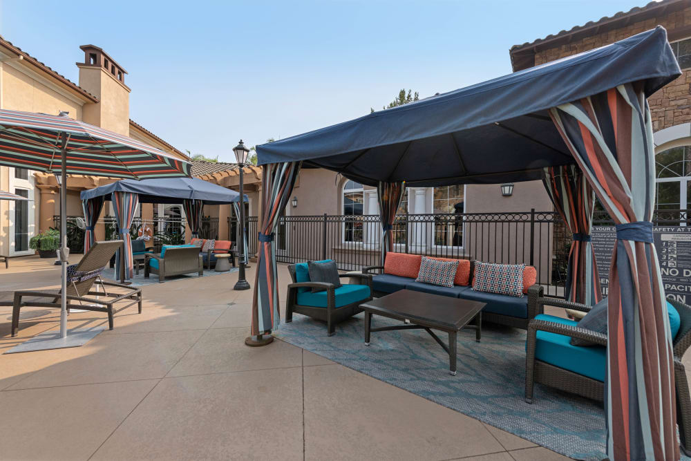 Community space featuring a shade pergola and lounge seating at Sofi Shadowridge in Vista, California