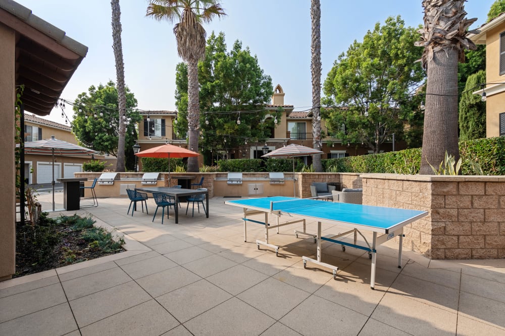 Outdoor community space featuring a ping pong table at Sofi Shadowridge in Vista, California