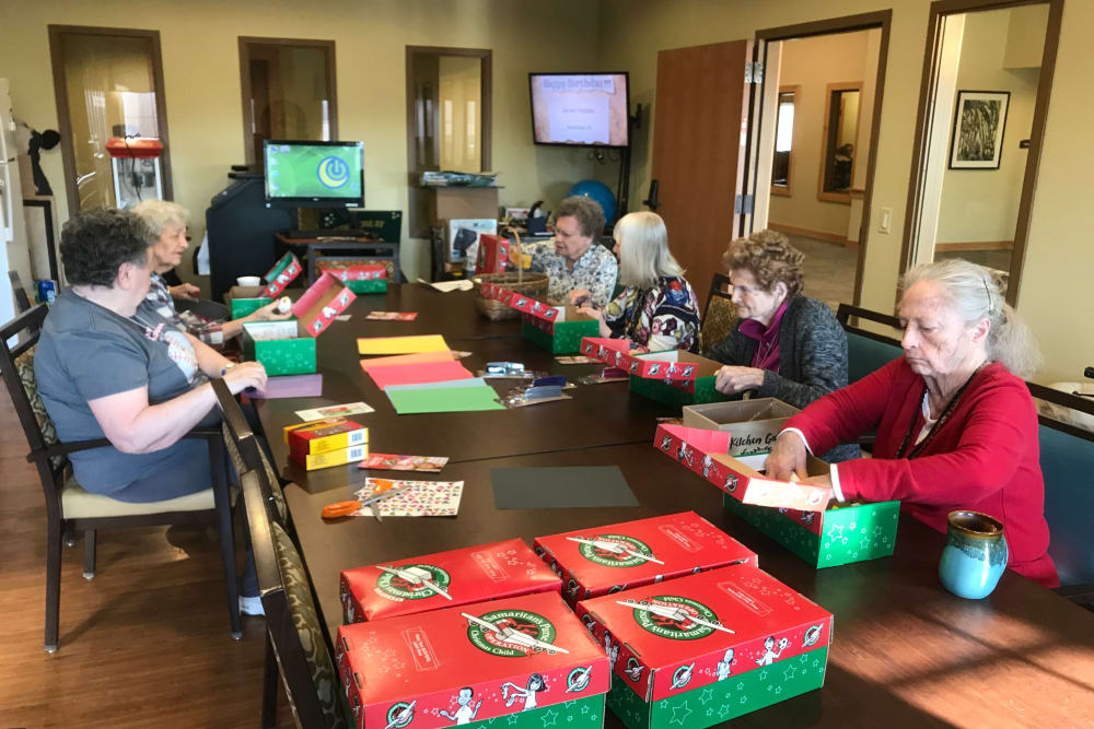 Arts and crafts class at Edencrest at Green Meadows in Johnston, Iowa