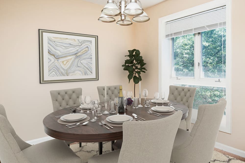 Dining room at Regency Lakeside Apartment Homes