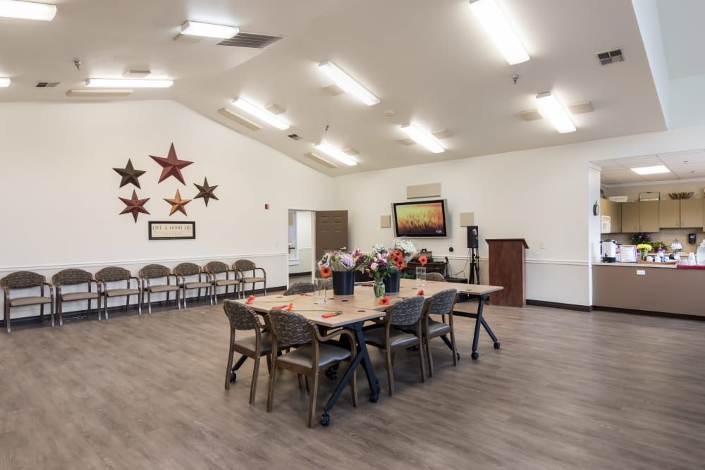 Community room at Merrill Gardens at Sheldon Park in Eugene, Oregon. 