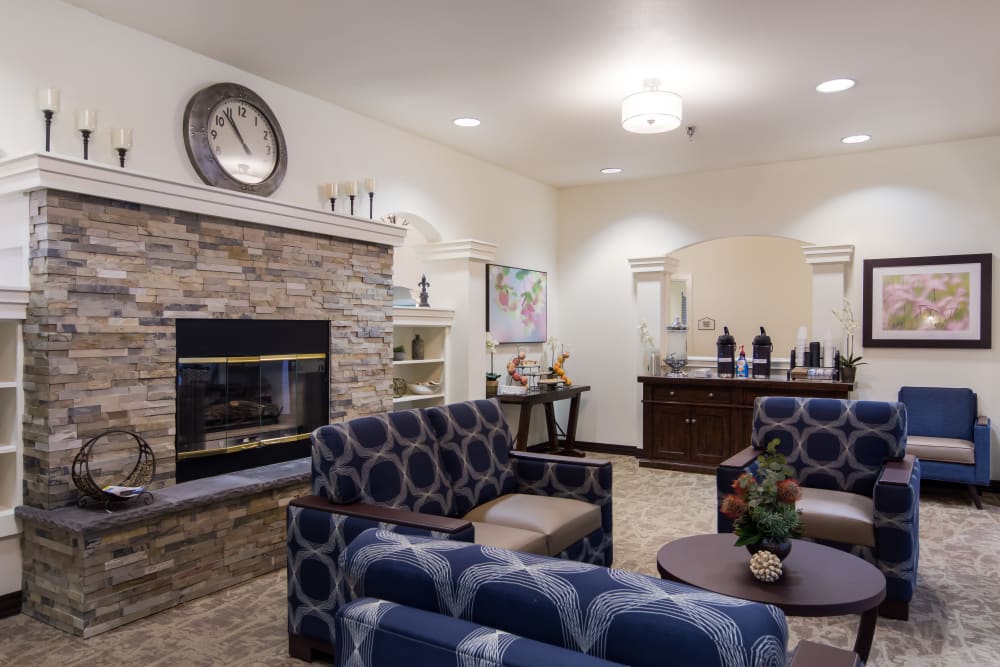 Lounge with a fireplace at Merrill Gardens at Sheldon Park in Eugene, Oregon. 