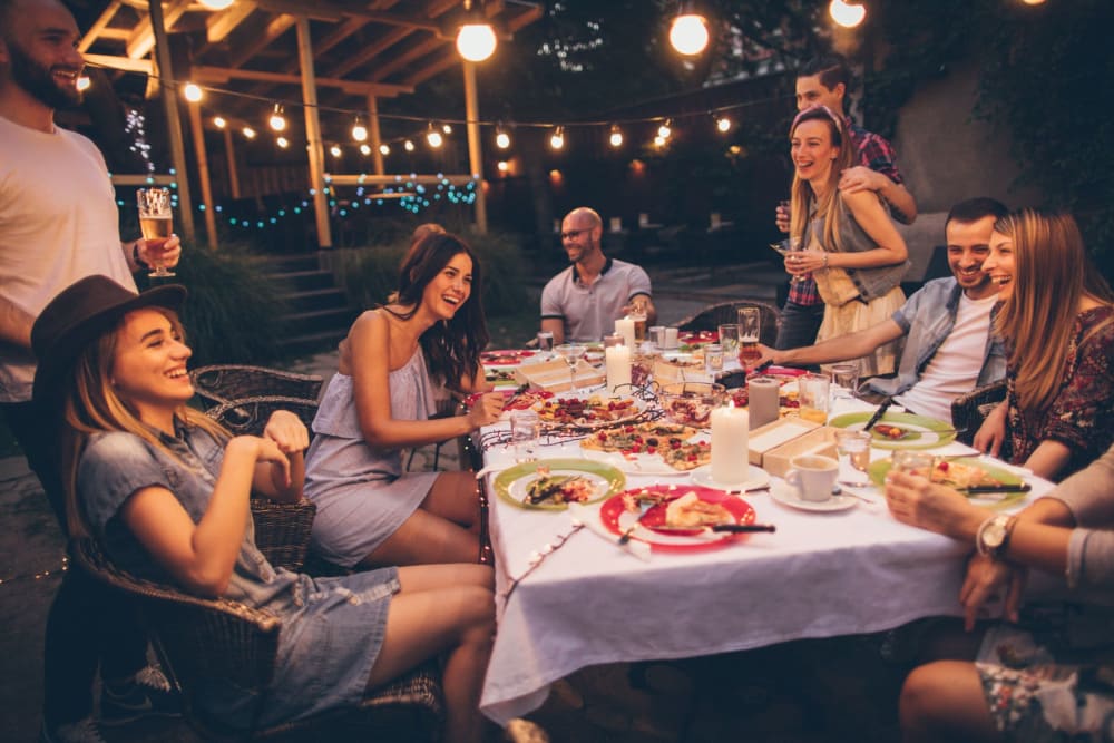 Residents and friends enjoying dinner outside on the patio at Banyan on Washington in Phoenix, Arizona