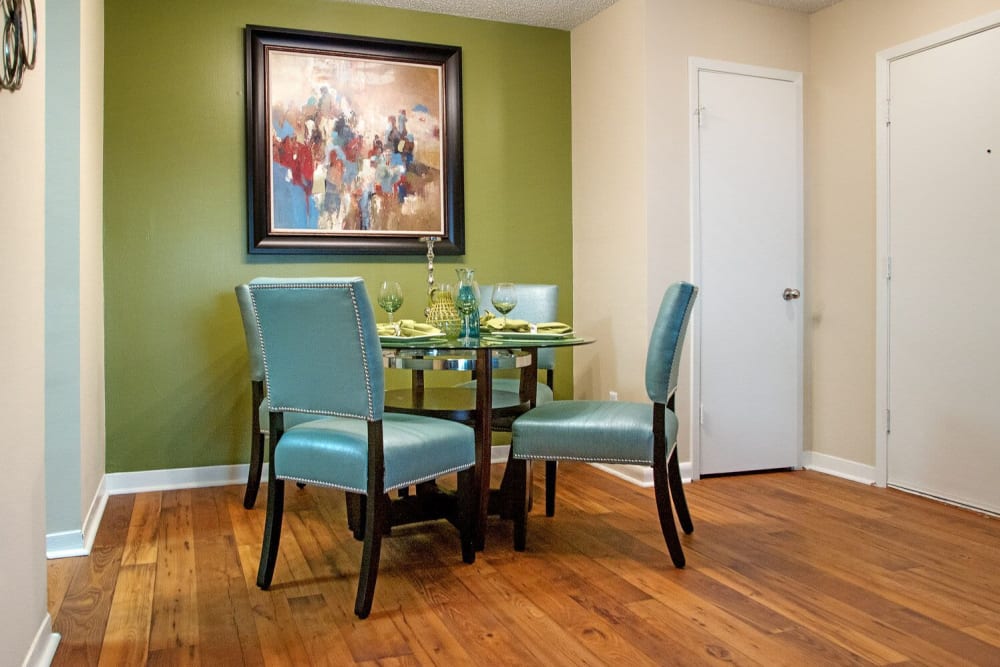 A spacious dining room with wood-style flooring at Goldelm at Cedar Bluff in Knoxville, Tennessee