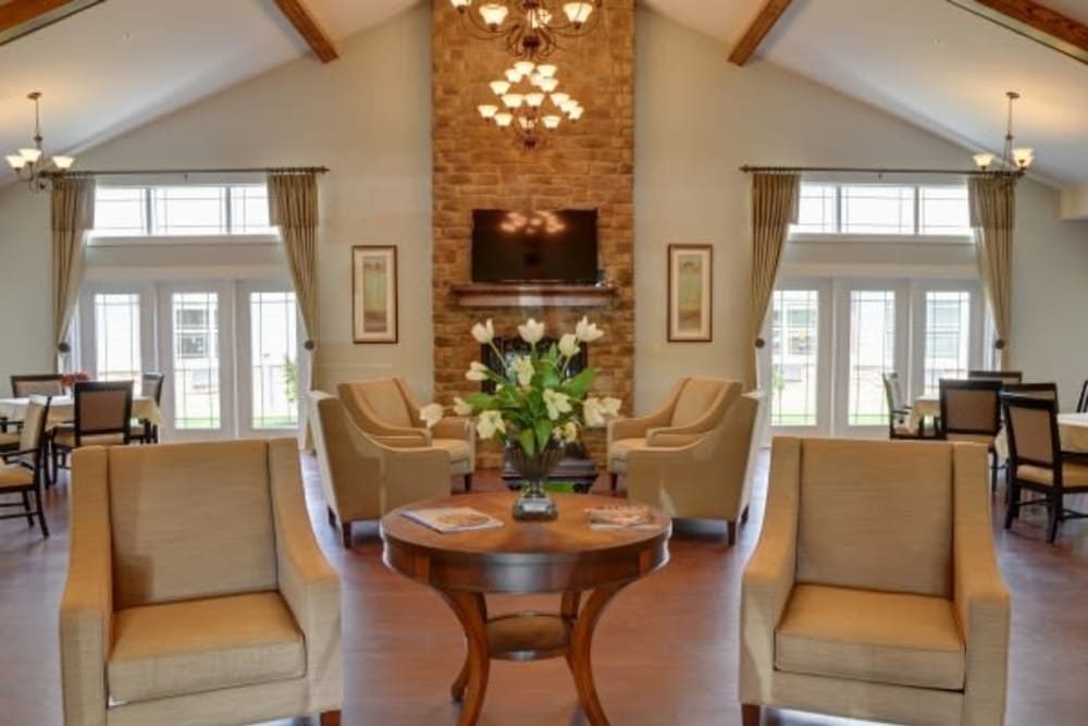 Comfy lounge at Maple Court in Powell, Tennessee
