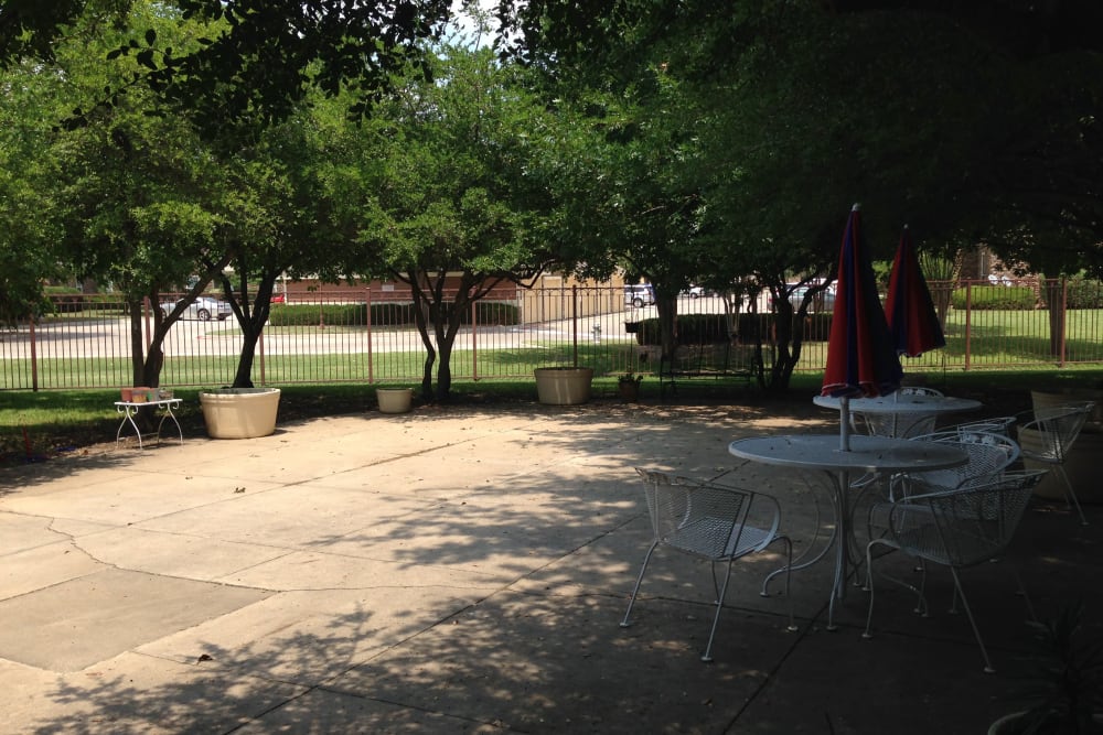 The courtyard at Truewood by Merrill, River Park in Fort Worth, Texas. 