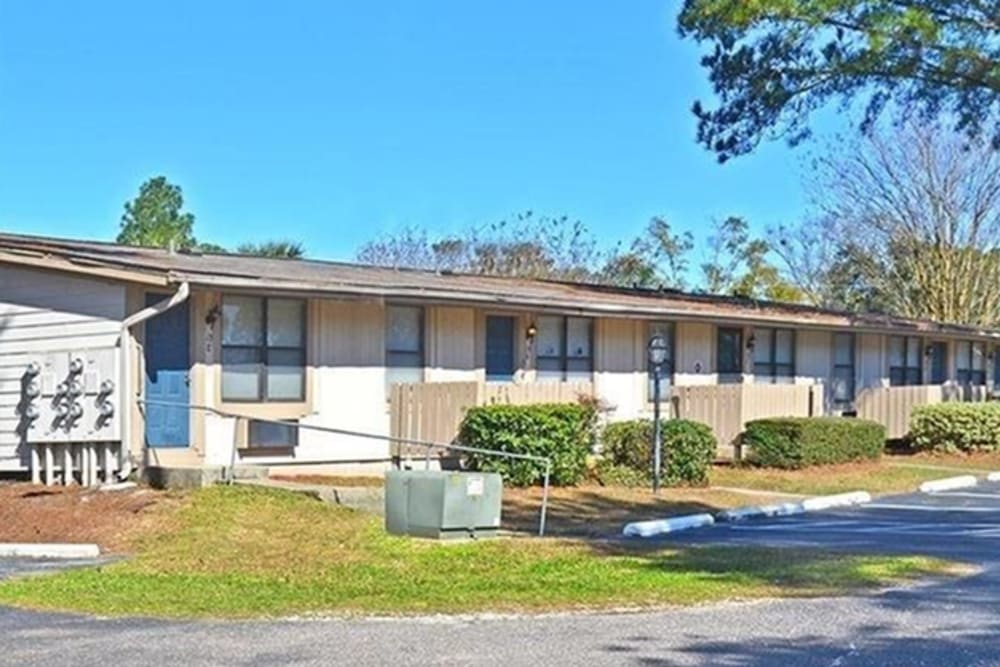 Curbside view of Broadview Oaks Apartments in Pensacola, Florida