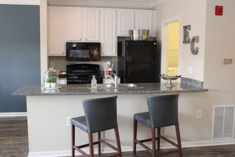 Kitchen with breakfast bar in a home at Easton Commons Apartments & Townhomes in Columbus, Ohio