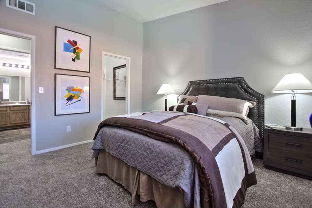 Beautiful walking paths at Mariner at South Shores in Las Vegas, Nevada