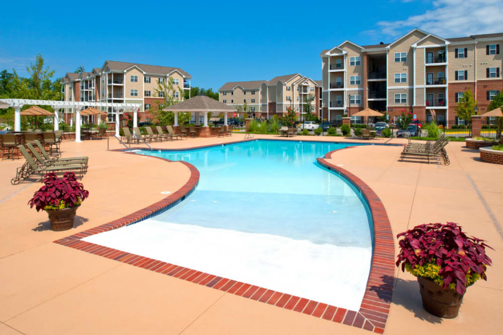A resort-style swimming pool at Meridian Watermark in North Chesterfield, Virginia