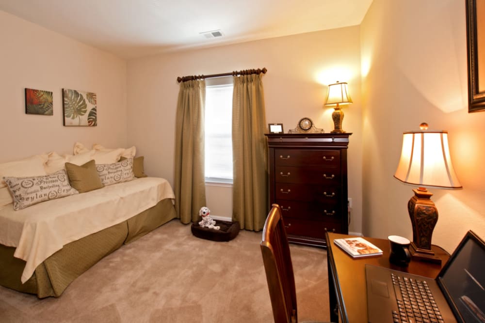 A bedroom with plush carpeting at Meridian Watermark in North Chesterfield, Virginia