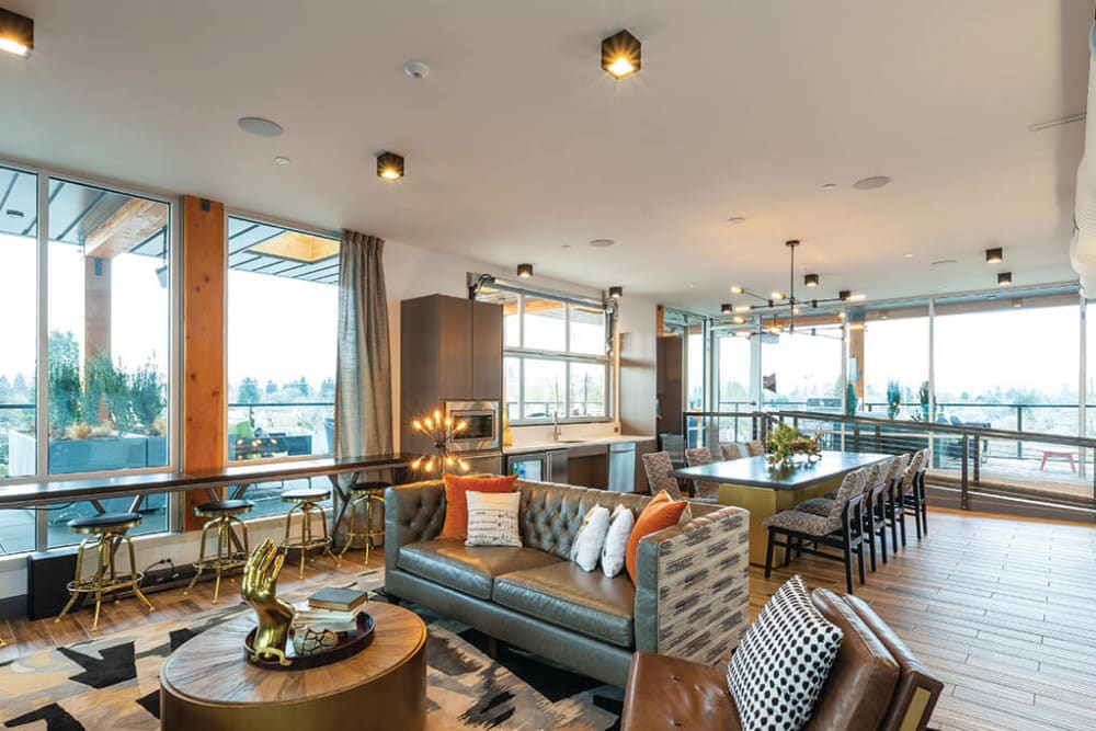 Rooftop resident lounge at ArLo Apartments in Portland, Oregon