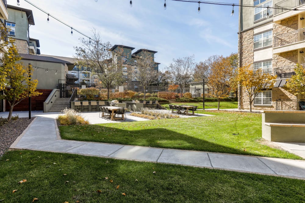 Lush outdoor courtyard at Summit at Flatirons Apartments in Broomfield, Colorado