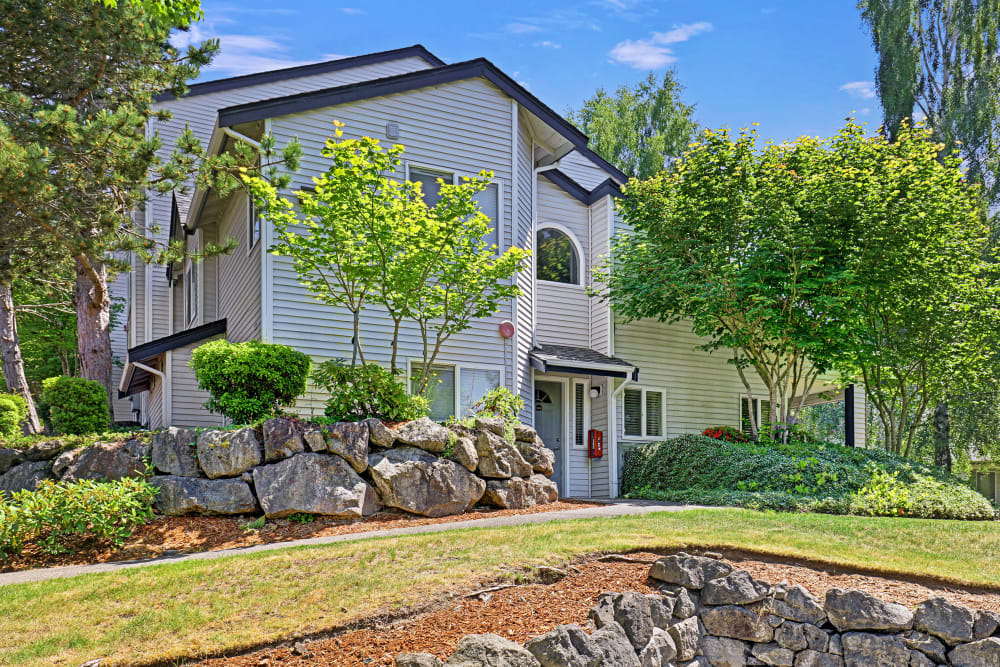 The sunny Exterior of an apartment building at Wellington Apartment Homes in Silverdale, Washington