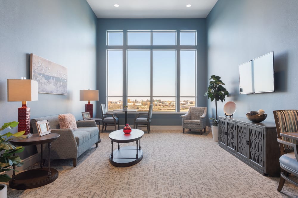 large panel windows lounge area at WellQuest of Elk Grove in Elk Grove, California
