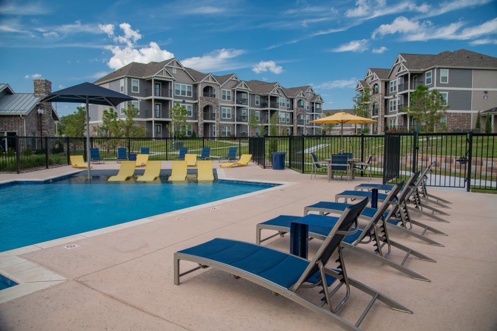 Beautiful swimming pool and lounge chairs at Artisan Crossing in Norman, Oklahoma