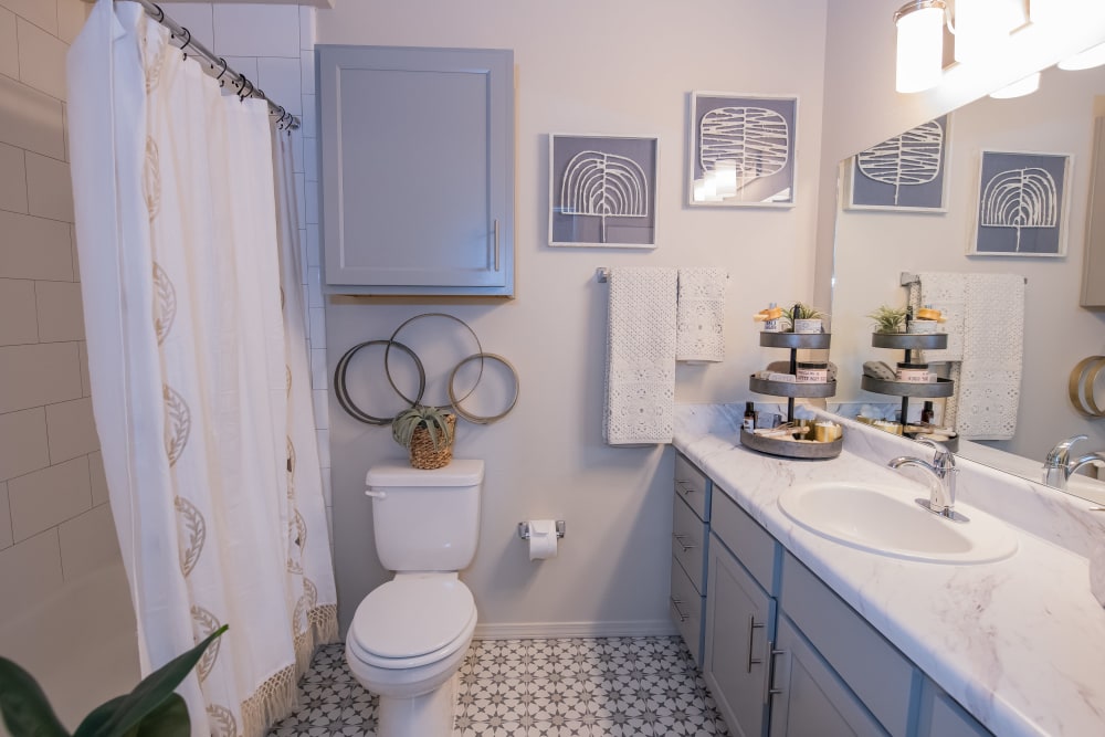 Clean bathroom at Artisan Crossing in Norman, Oklahoma