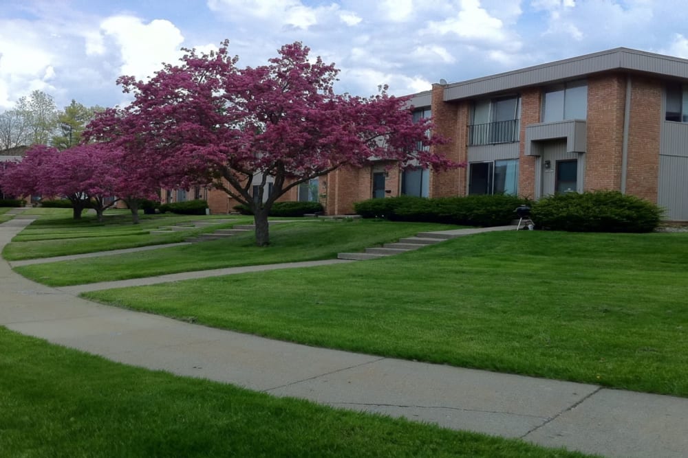 Modern Apartments Above Fieldhouse East Lansing with Modern Garage