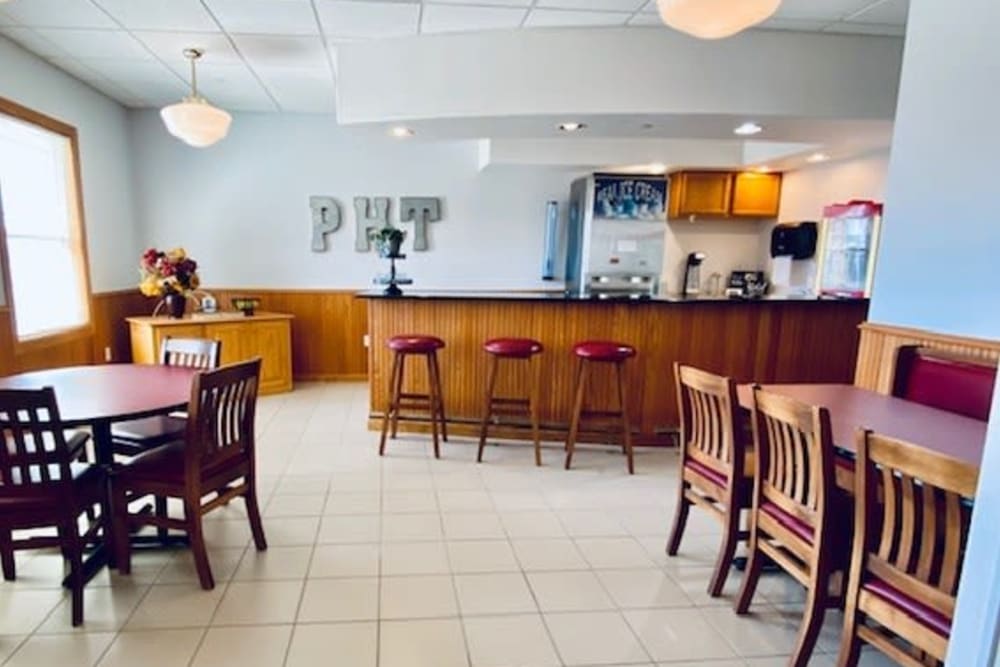 Spacious resident dining room at Prairie Hills Tipton in Tipton, Iowa.