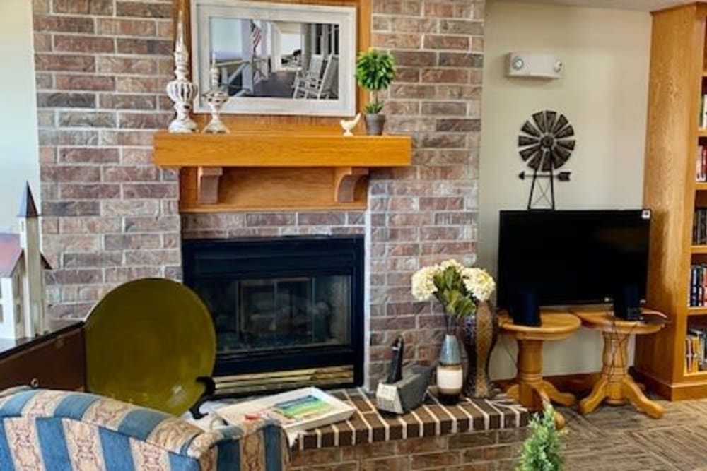 Comfortable common room with TV at Prairie Hills Tipton in Tipton, Iowa