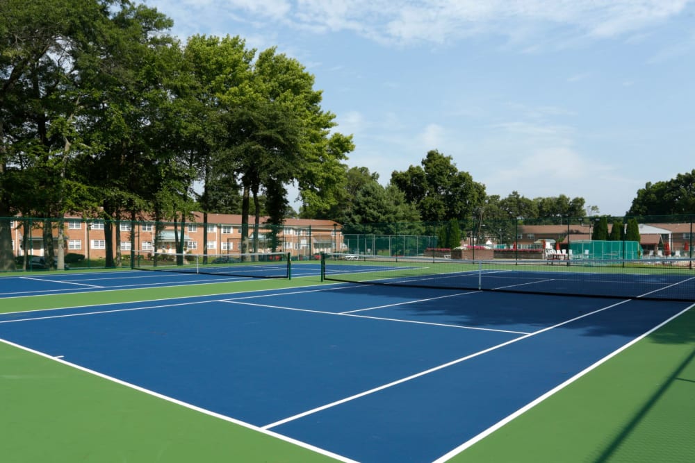 Full sized awesome tennis court for residents to play on at Glenwood Apartments in Old Bridge, New Jersey