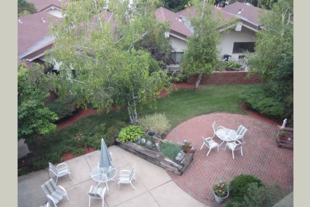 Lush courtyard at The Ridge at Madison in Fitchburg, Wisconsin