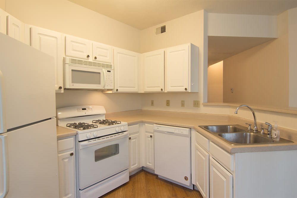 Modern kitchen at Hills of Aberdeen Apartment Homes in Valparaiso, Indiana