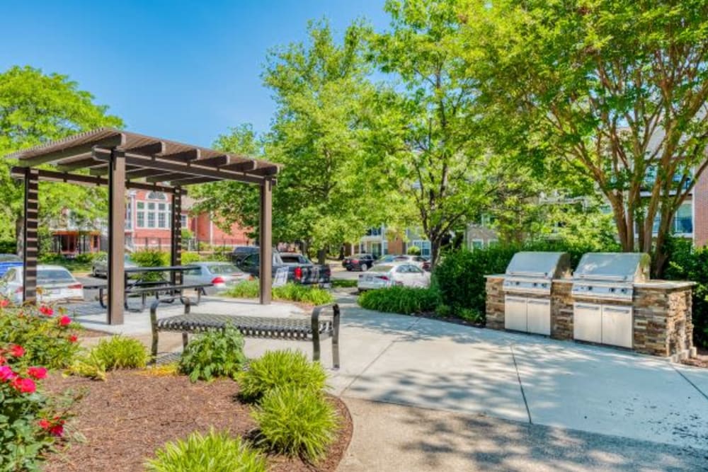 Outdoor picnic & bbq area at Abbotts Run Apartments in Alexandria, Virginia