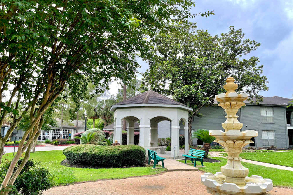 Outdoor common areas at The Abbey at Briargrove Park in Houston, Texas