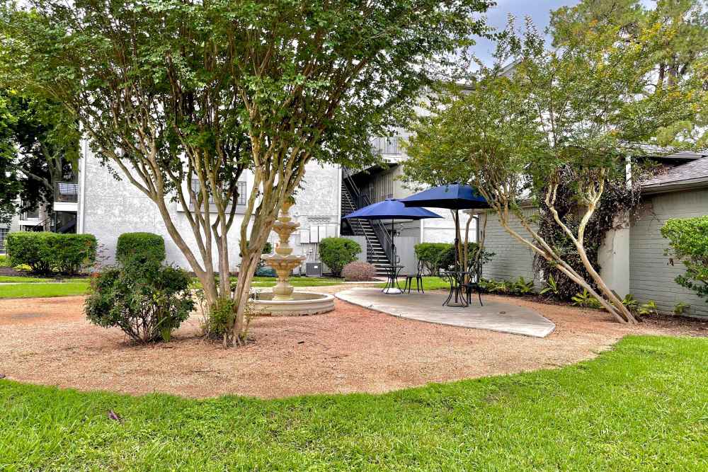 More outdoor common areas at The Abbey at Briargrove Park in Houston, Texas