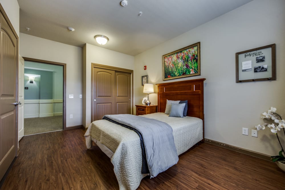 A resident bedroom at The Landing at Stone Oak in San Antonio, Texas