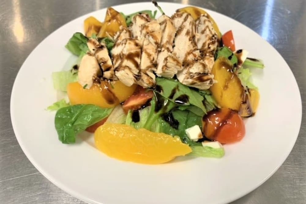 grilled chicken salad with peaches, tomatoes and balsamic dressing