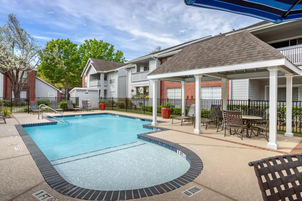 Sparkling courtyard swimming pool with a pergola at Foundations at Edgewater in Sugar Land, Texas