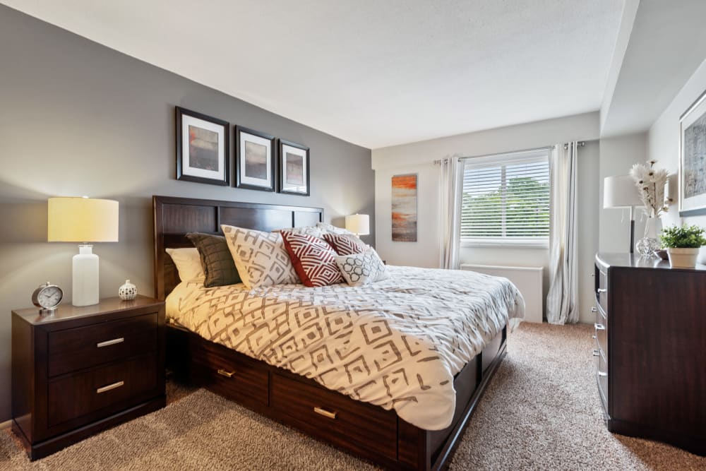 A spacious bedroom at Goldelm at 414 Flats in Knoxville, Tennessee
