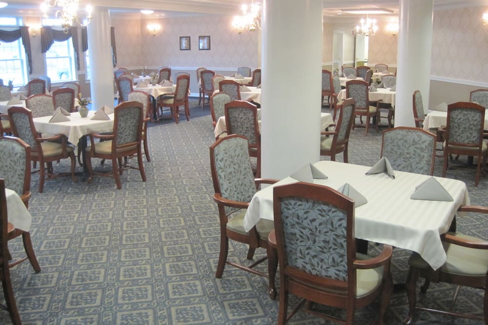 Dining at Windsor Estates Assisted Living in New Middletown, Ohio
