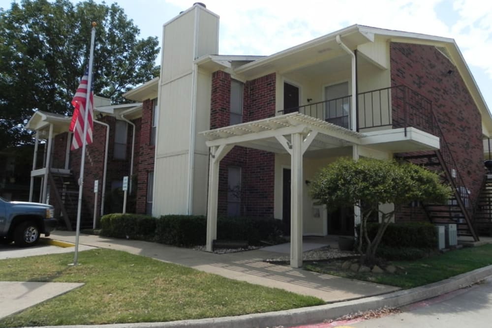 Entrance and walkway at Dove Hollow Apartments in Allen, Texas