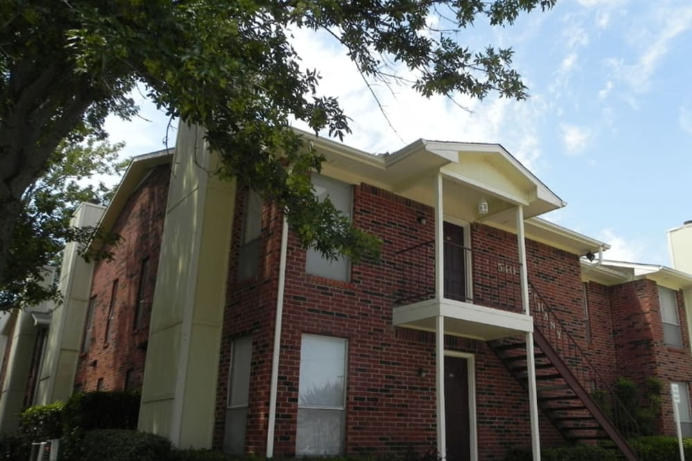 View of building front and exterior at Dove Hollow Apartments in Allen, Texas