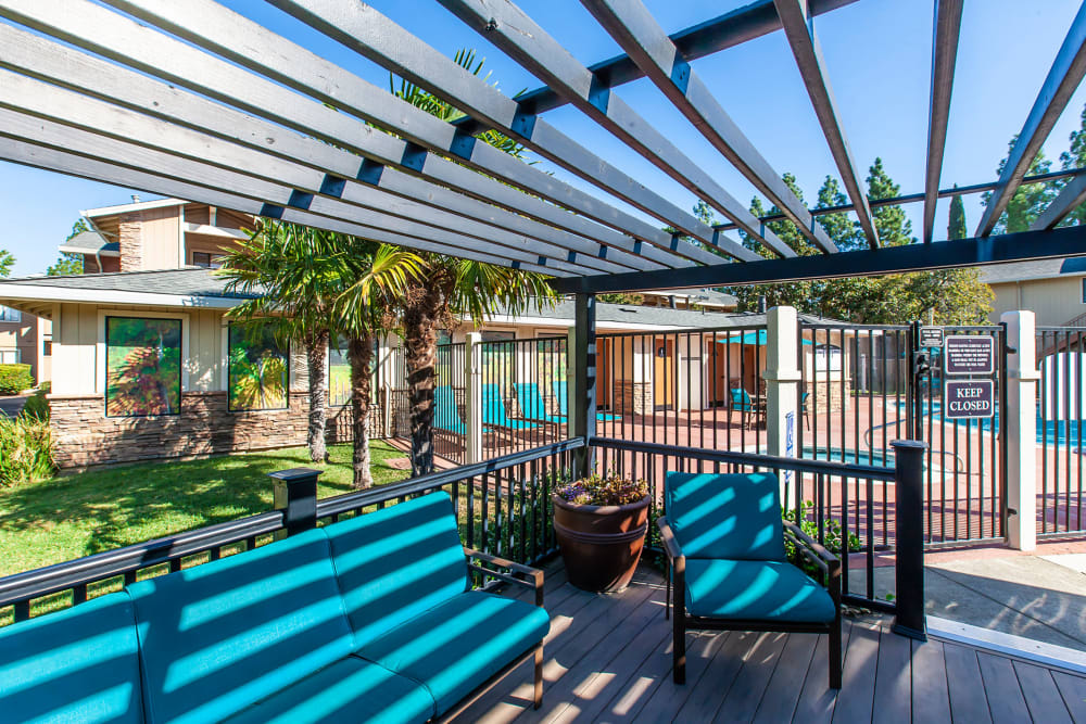 Relaxing Covered Community Deck Area with lounges at Sommerset Apartments in Vacaville