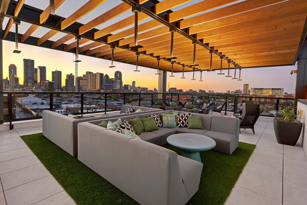 Outside lounge area with plenty of modern amenities at Indie Deep Ellum in Dallas, Texas
