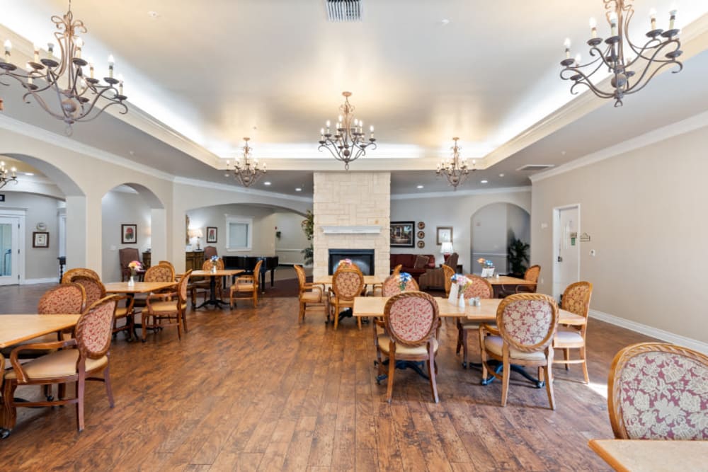 community dining area at Truewood by Merrill, River Park in Fort Worth, Texas