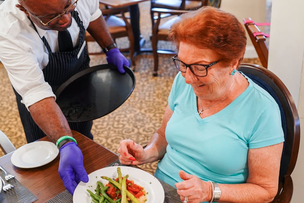 Serving resident meal Harmony at Brentwood in Brentwood, Tennessee