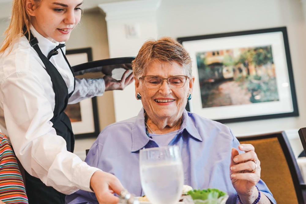 Serving resident meal Harmony at Mt. Juliet in Mt. Juliet, Tennessee