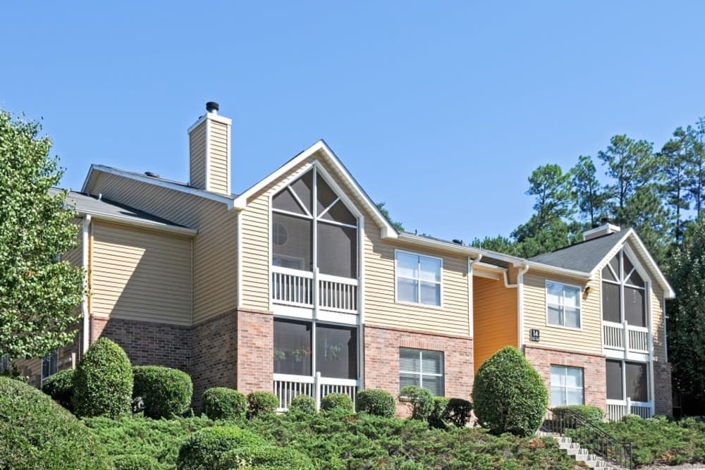 Exterior of Hampton Greene Apartment Homes with screened porches in Columbia, South Carolina