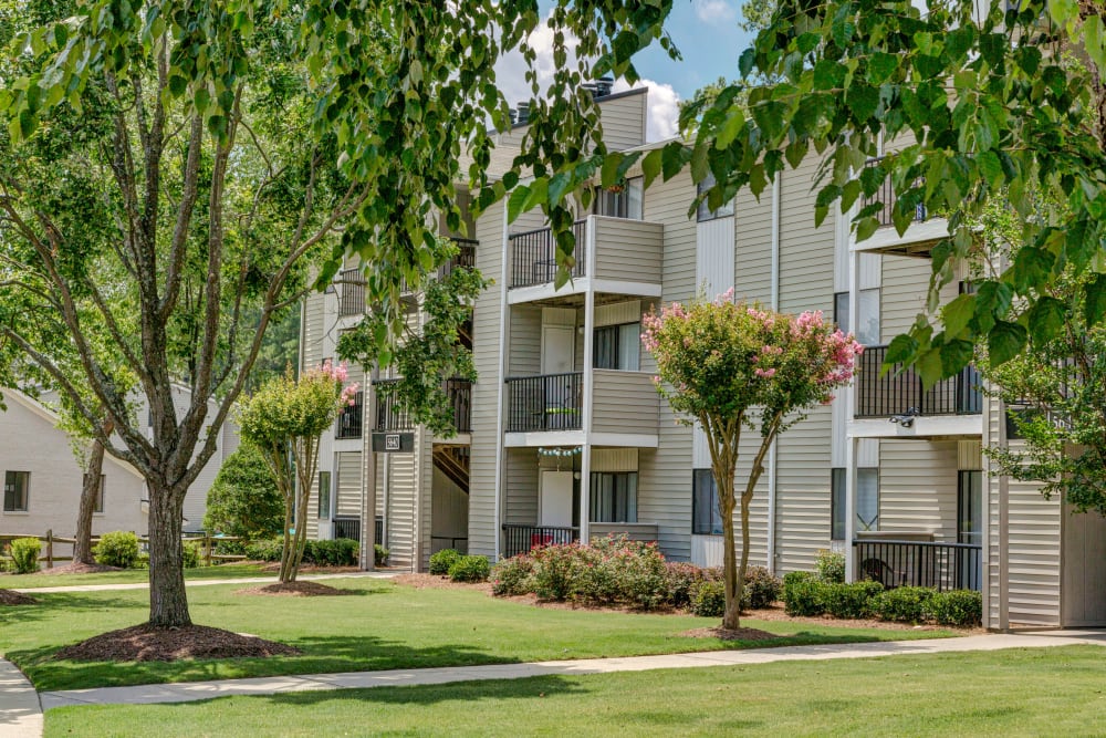 Exterior of Morganton Place Apartment Homes in Fayetteville, North Carolina